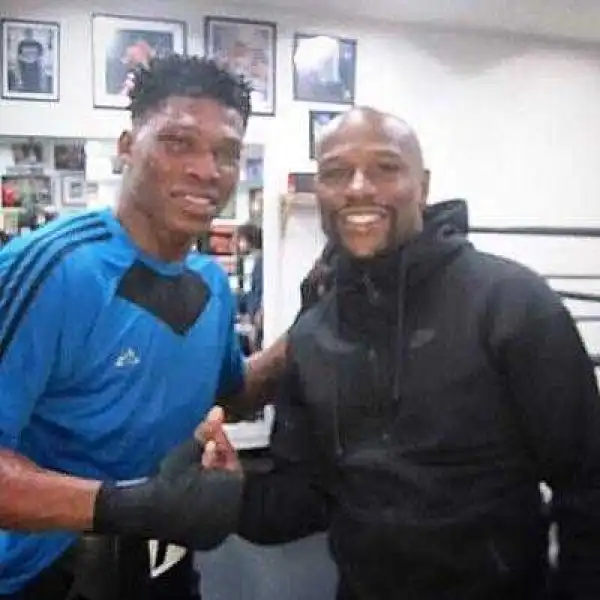 Nigerian Boxer Oluwafemi Oyeleye, signs new contract with Floyd Mayweather Company.